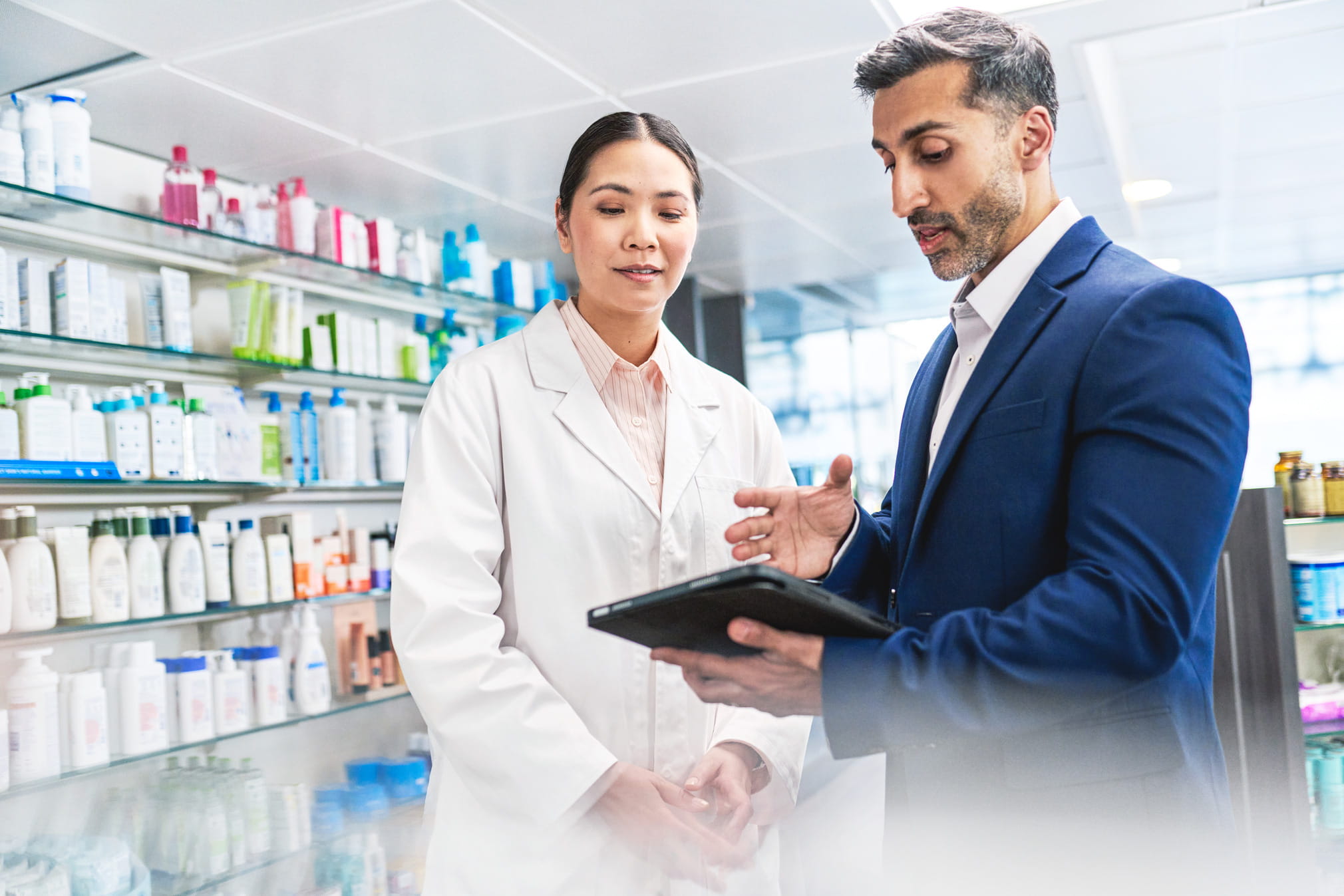 Pharma representative speaking with the pharmacist