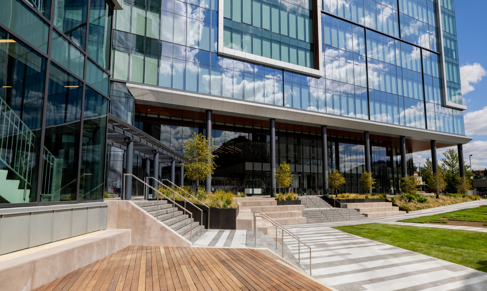 Los escalones de entrada y el patio de la sede corporativa de Cencora.