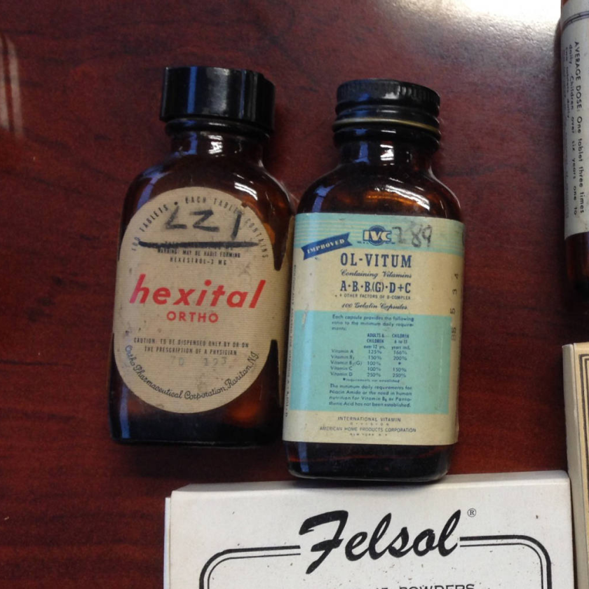 Deux flacons médicinaux anciens posés sur une table.