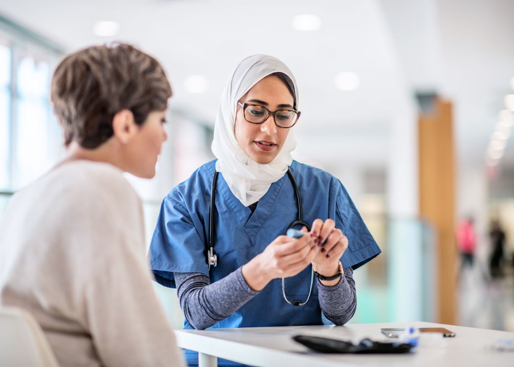 Un pharmacien aide un client à un comptoir.
