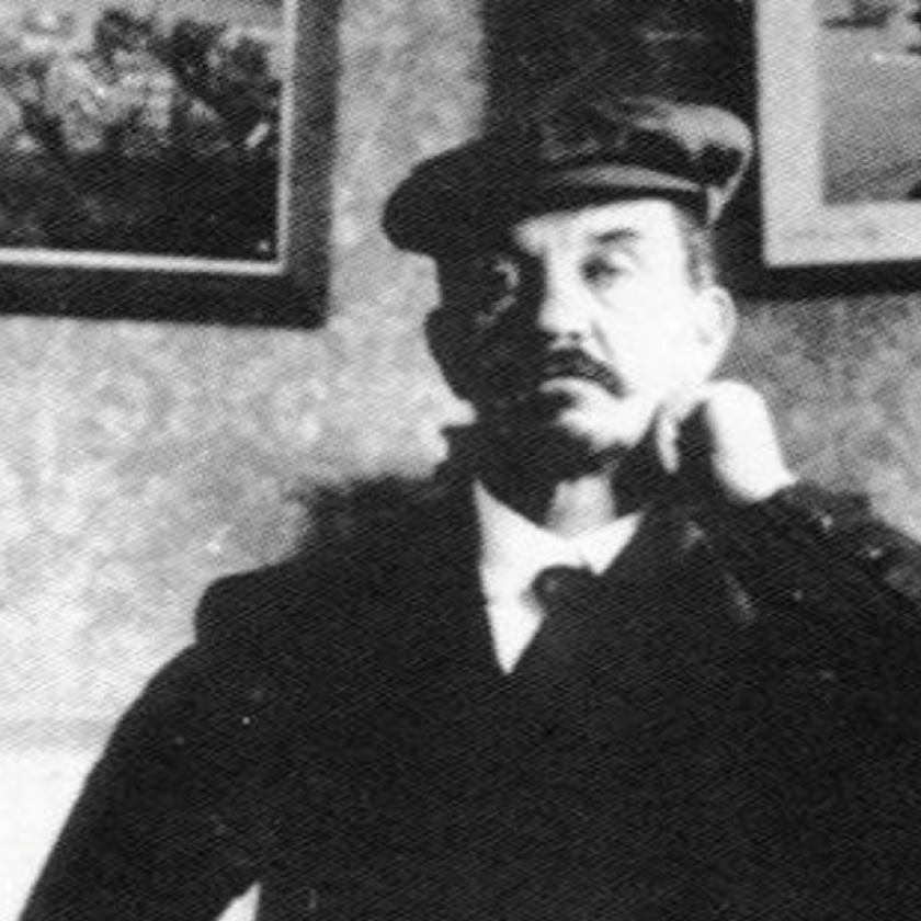 Lucien Napoléon Brunswick est assis sur une photo en noir et blanc.