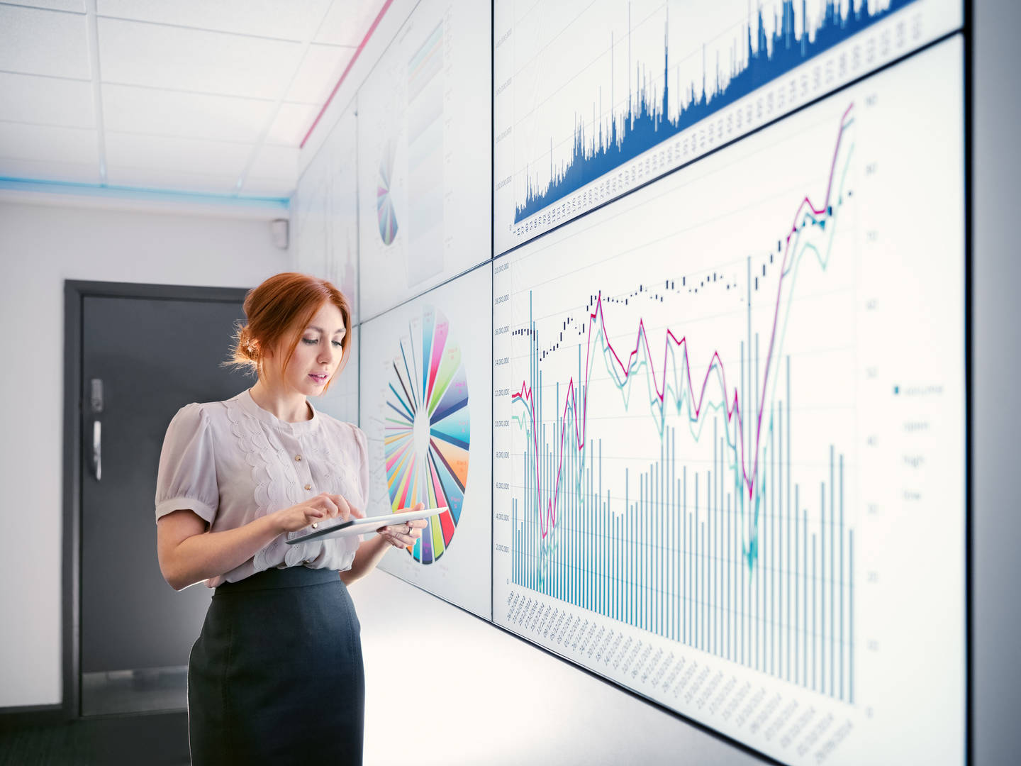 World Courier manager presenting data with charts and graphs